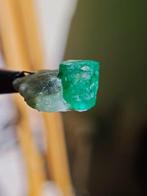 14,8 karaat dubbel beëindigde gifgroene smaragd Kristal op