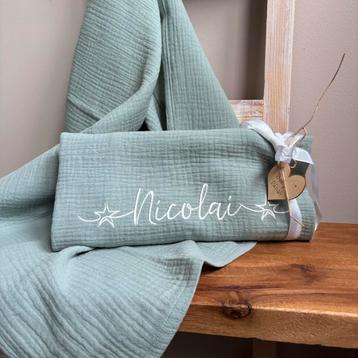 Cadeau voor babyshower. Swaddle met naam van de baby beschikbaar voor biedingen