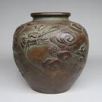 Vaas - Brons, Bronzen vaas met een draak die uit ruyu-wolken
