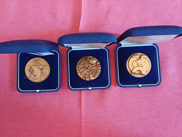 Arnaldo Pomodoro (1926) - Tre medaglie Mondiali Italia 1990, Antiek en Kunst, Kunst | Designobjecten