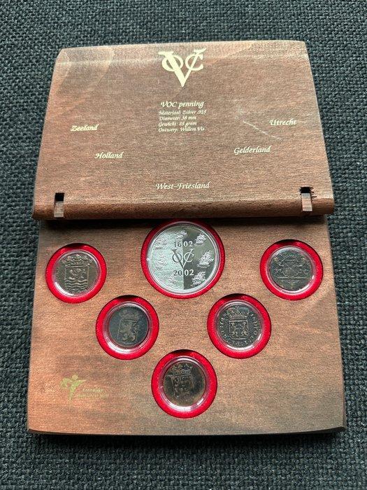 Nederland. Muntset 400 Jaar V.O.C. gemaakt van scheepshout, Postzegels en Munten, Munten | Nederland