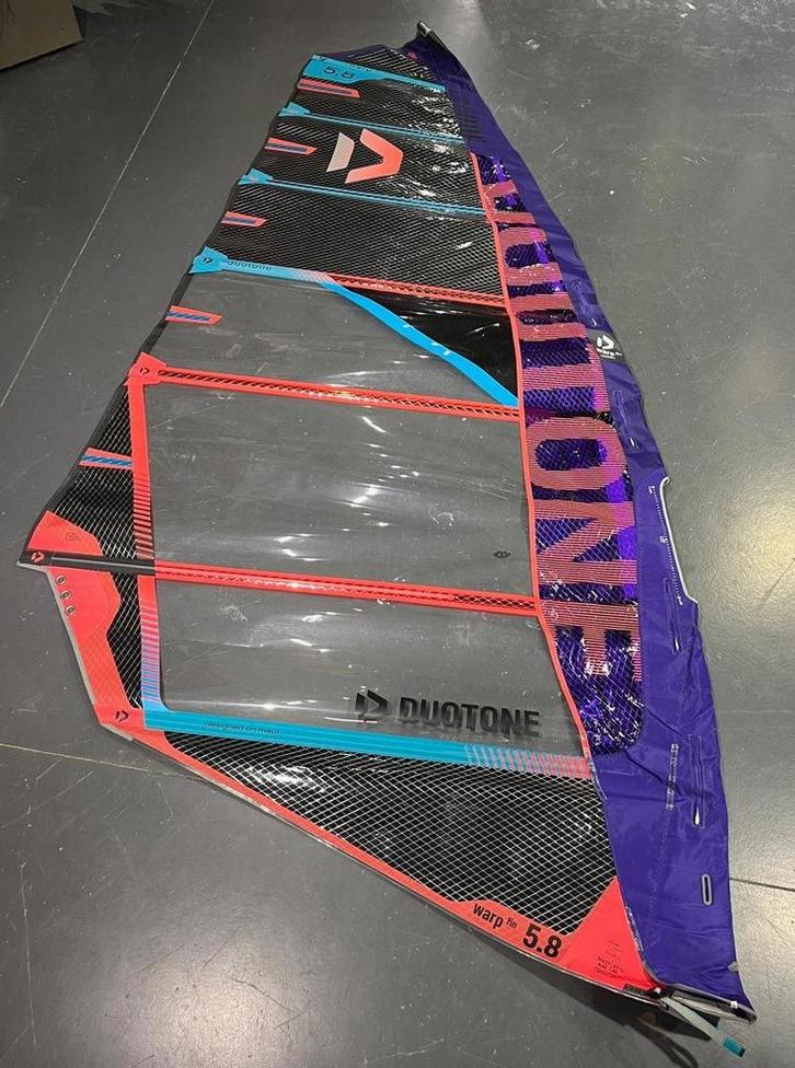 Duotone Warp Fin 2023 - 5.8, Watersport en Boten, Windsurfen, Zeil, Gebruikt, Ophalen of Verzenden