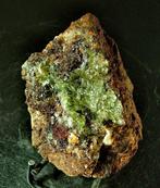 CW1057 Zeldzame hyaliet Kristallen op matrix - Hoogte: 70 mm, Verzamelen
