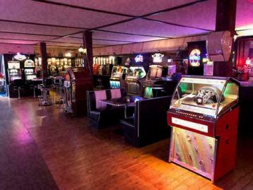 VOOR TOP GERESTAUREERDE JUKEBOXEN MOET U IN LEERDAM ZIJN!!! beschikbaar voor biedingen