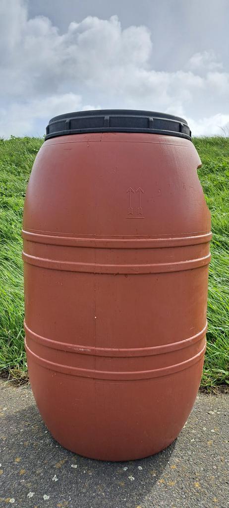 235 liter vat met draaideksel/regenton, Tuin en Terras, Regentonnen, 150 liter of meer, Met kraantje, Met pomp, Zo goed als nieuw