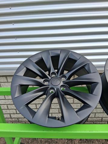 Set 19  Tesla S velgen beschikbaar voor biedingen