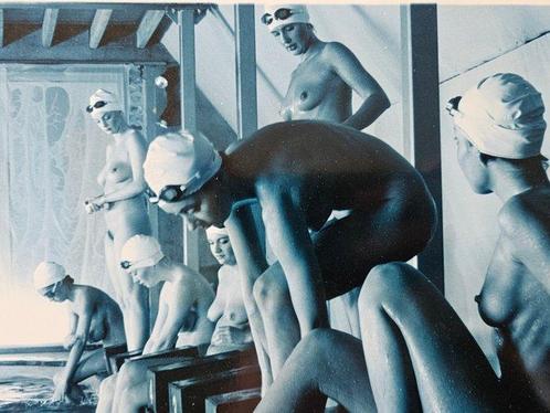 Michael Joseph - Pool ladies, posing at rest for U.S., Antiek en Kunst, Kunst | Schilderijen | Modern
