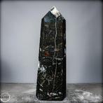 Majestueuze obelisk gemaakt van zwarte toermalijn in kwarts
