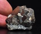 pyriet Kristallen op matrix - Hoogte: 4 cm - Breedte: 3.5, Verzamelen, Mineralen en Fossielen