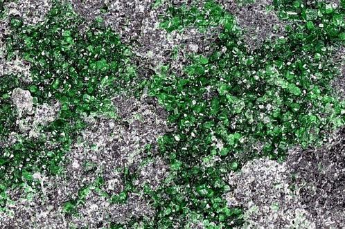 Eerste kwaliteit sprankelende Uvaroviet - De groene granaat, Verzamelen, Mineralen en Fossielen