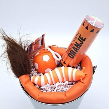 Miss Bucket -  Oranje Fidget slak beschikbaar voor biedingen