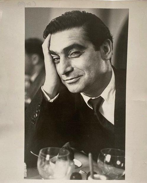 Ruth Orkin - Robert Capa at Magnum luncheon ,Paris, 1952., Antiek en Kunst, Kunst | Schilderijen | Modern