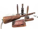 Art populaire Outils ancien pilon, bouchonneuse... -