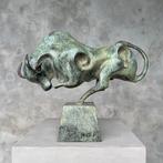 sculptuur, Bronze Sculpture of a Striking Bull - with base -