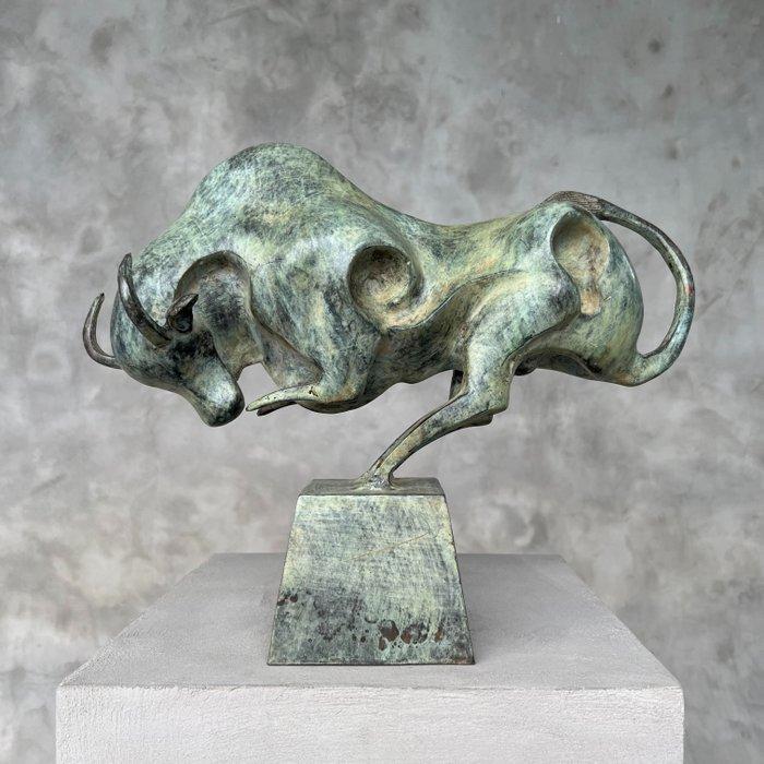 sculptuur, Bronze Sculpture of a Striking Bull - with base -, Antiek en Kunst, Kunst | Designobjecten