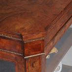 Lage eendeurs vitrinekast met aan drie zijde glas en bronzen, Antiek en Kunst, Antiek | Meubels | Tafels, Ophalen of Verzenden