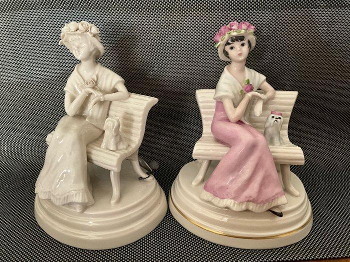 Goebel - Beeldje - Geneviève sur le banc avec chien -, Antiek en Kunst, Antiek | Glas en Kristal