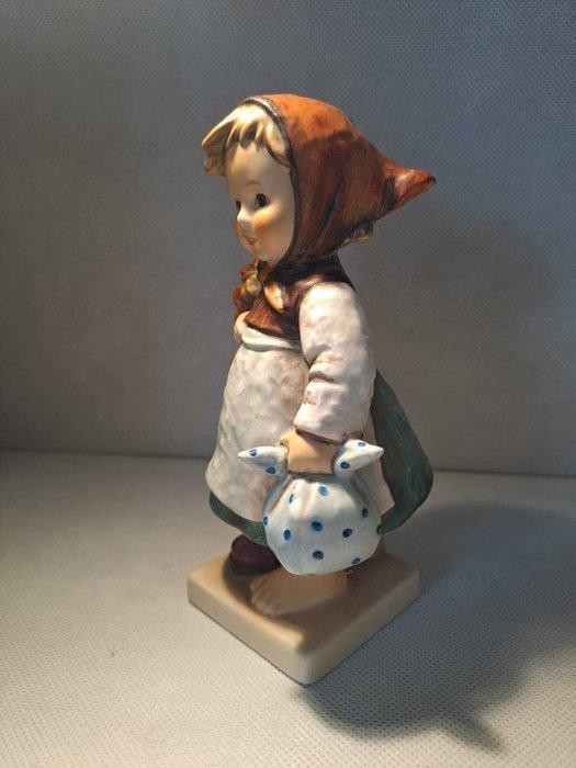 Goebel - Beeldje - Meisje met bloemenmand - 204 Tmk6 -, Antiek en Kunst, Curiosa en Brocante