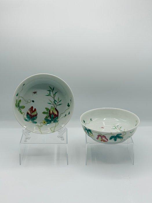 Pair of Chinese Famille-Rose “Pomegranate and Bamboo” Bowls, Antiek en Kunst, Antiek | Overige Antiek
