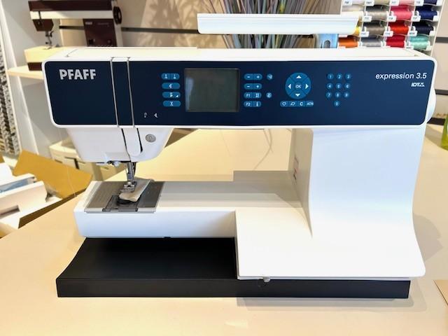 Pfaff expression 3.5 naaimachine bij de speciaalzaak z.g.a.n, Hobby en Vrije tijd, Naaimachines en Toebehoren, Naaimachine, Zo goed als nieuw