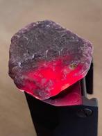 Robijn Ruw. Magnifiek Mozambique groot robijnkristal. 137,5, Verzamelen, Mineralen en Fossielen