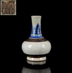 Een Chinese (Nanking) blauw en wit en slipversierde vaas met, Antiek en Kunst