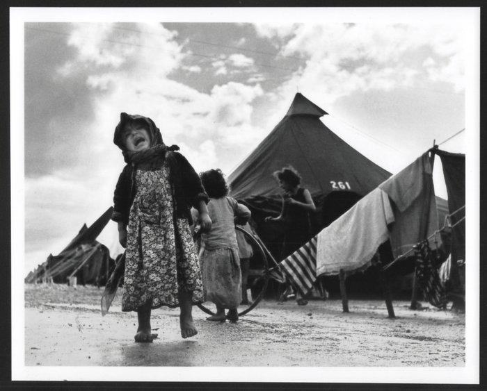 Robert Capa (1913–1954) - Refugee Child Crying ISRAEL Near, Antiek en Kunst, Kunst | Designobjecten
