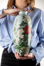 Vaas - Emaille, Zilver, Een 35 cm hoge cloisonné vaas