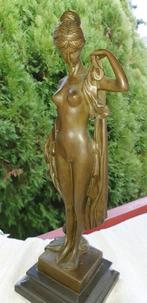Beeld, Milo - Naked woman in a cloak - 11 kg - 17 in -
