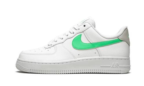 Nike Air Force 1 Low 07 Green Glow - maat 43 (Sneakers), Kleding | Dames, Schoenen, Sneakers of Gympen, Groen, Nieuw, Verzenden