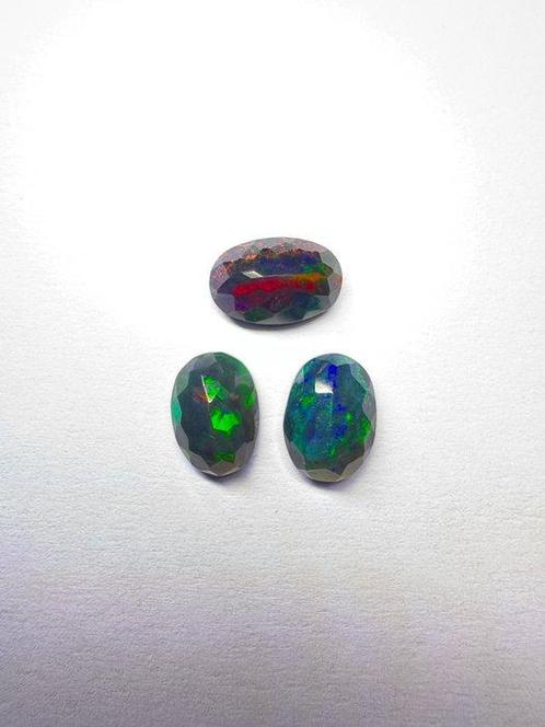 Kavel van 3 zwarte rookfacet-opalen uit Ethiopië. 4,27, Verzamelen, Mineralen en Fossielen