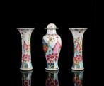 Een Chinese famille rose Tabaksblad garnituur van drie, Antiek en Kunst