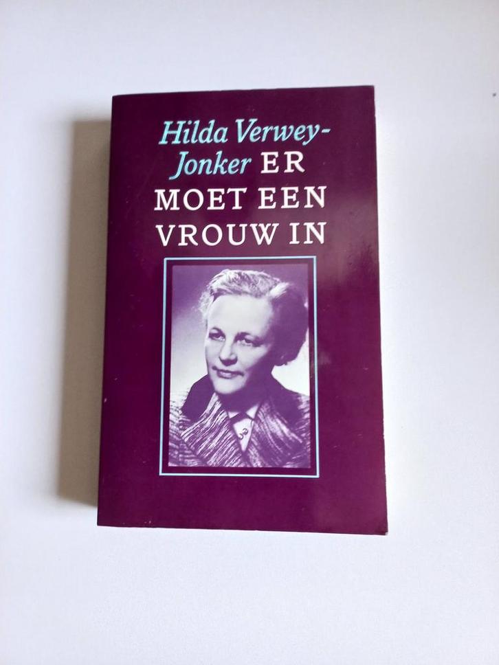 ER MOET EEN VROUW IN 9789029551519 Verwey Jonker, Boeken, Overige Boeken, Gelezen, Verzenden