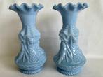 Stel helderblauwe Persglazen Opaline vazen, versierd met
