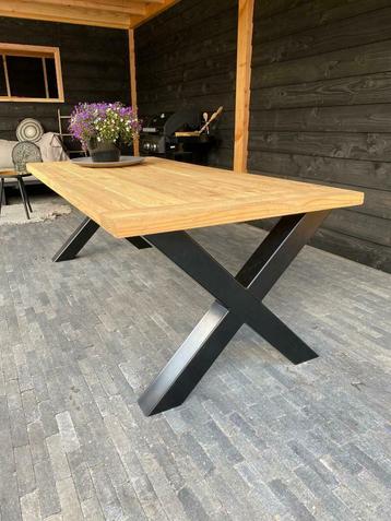 Stoere tuintafel van Lariks / Douglas met stalen onderstel