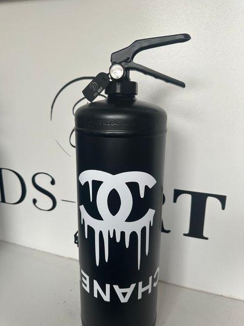 DS4RT - Decoratieve Chanel Brandblusser Exclusief, Antiek en Kunst, Kunst | Schilderijen | Modern