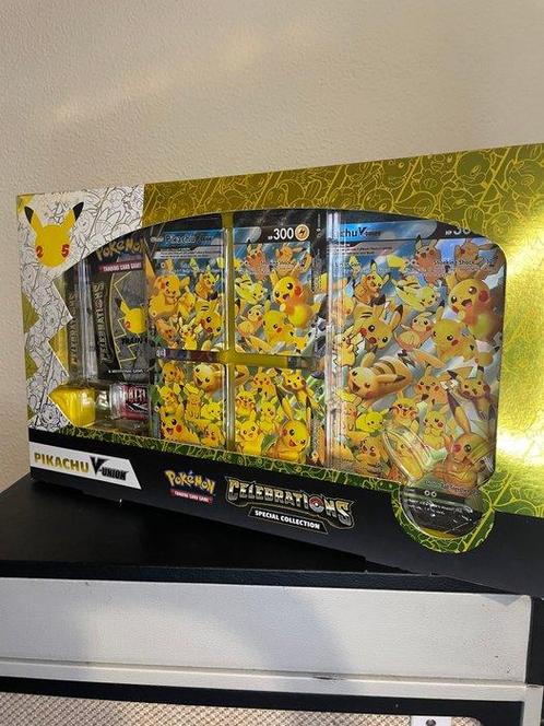 Pokémon - 1 Box - Celebrations Special Collection Pikachu V, Hobby en Vrije tijd, Verzamelkaartspellen | Pokémon