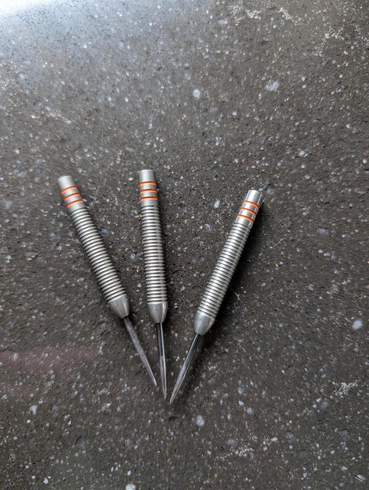 Raymond van Barneveld dartpijlen, Sport en Fitness, Darts, Zo goed als nieuw, Ophalen of Verzenden