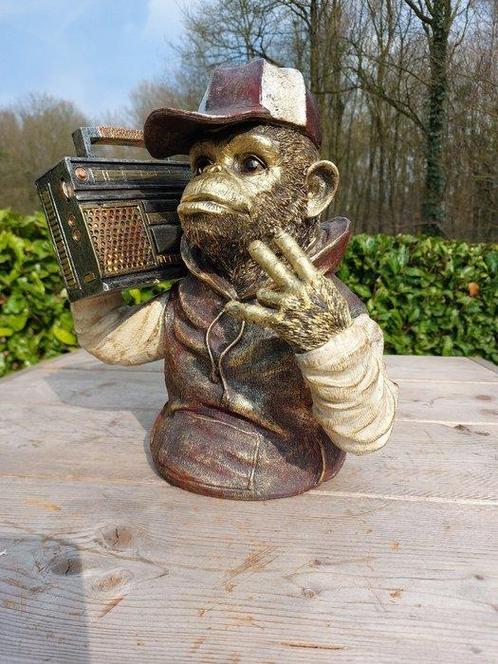 Beeld, monkey with cap listens to radio - 33 cm -, Antiek en Kunst, Curiosa en Brocante
