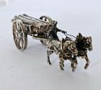 Miniatuur beeldje - Miniatuur zilveren paardenkar met