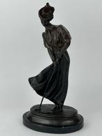 Beeld, A woman playing golf - 5 kg - 34 cm - Brons, Marmer, Antiek en Kunst, Curiosa en Brocante