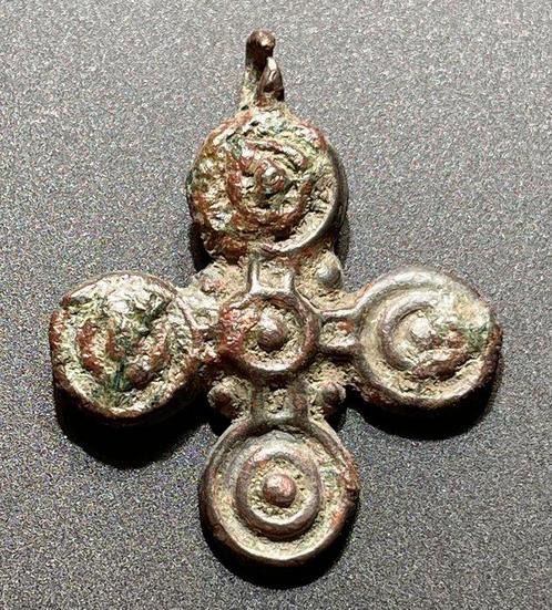 Middeleeuwen, kruisvaardersperiode Brons Symbolische kruis, Antiek en Kunst, Antiek | Overige Antiek