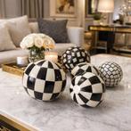 Decoratief ornament (6) - Bollen met zwart-wit inlegwerk -