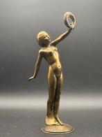 Unknown - sculptuur, Nude Woman holding laurel wreath - 18