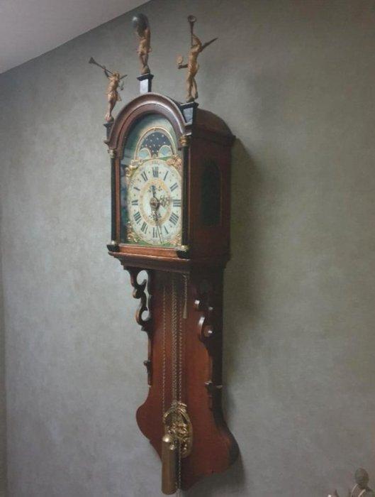 Friese staartklok - Antiek - Gelakt messing, Glas, Eik -, Antiek en Kunst, Antiek | Klokken