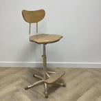 Tweedehands Vintage Levererad houten schoolstoel met, Huis en Inrichting, Stoelen, Ophalen of Verzenden, Gebruikt, Hout, Eén