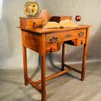 Schrijftafel - Hout, Italiaanse ambachtssnijderij begin 20e