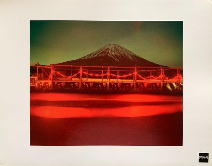 Chris Steele-Perkins (1947–) - Road works near Mount Fuji,, Antiek en Kunst, Kunst | Designobjecten