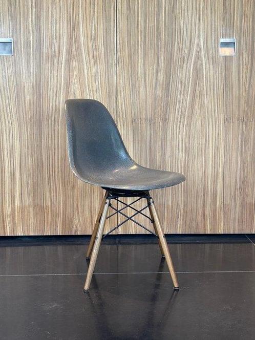 Charles Eames, Ray Eames - Stoel - DSW - Glasvezel, Hout, Antiek en Kunst, Antiek | Meubels | Stoelen en Banken