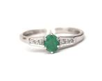 Een 14 krt. witgouden ring met smaragd en diamant, Gebruikt